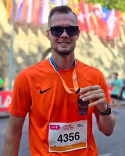 🏅RahaTreeneri 2024 viimased 4 kuud🏅

💡Need aasta viimased kuud lähevad küll kuidagi ülikiiresti mööda. Vaatame, mis viimase nelja kuu jooksul toimunud on.

👟Aprillis võtsin eesmärgiks osaleda Tallinna Swedbank maratoni 10km distantsil. Arvestades, et olin päris aktiivselt oma aeroobset võimekust treeninud, siis polnud valmistumine kõige raskem. Peab ütlema, et asfalti peal jooksmist natuke kartsin ja peale võistlust andsid vanad vigastused paar nädalat tunda, aga eesmärk sai edukalt täidetud✅️.

💰Käisin Pärnu Sütevaka Humanitaargümnaasiumis 💸Tarkust jagamas. Tore oli näha, et nii palju noori on huvitatud oma 💸Tarkuse teadmiste täiendamisest. Suur kiitus Pärnu noorte RahaTarkuse klubi eestvedajatele! 

🏀Käisin kogukondlikul korvpallivõistlusel. Normaalaja viimastel sekunditel õnnestus visata korv, mis viigistas seisu. Seekord leppisime viigiga ja lisaajale ei läinud 🙂

👨‍👩‍👧Aasta viimaste kuude sisse mahtus hulgaliselt üritusi ja aega perega. Just nimelt kvaliteetaeg perega on üks suurimaid põhjuseid, miks mina finantsvabaduse poole püüdlen.