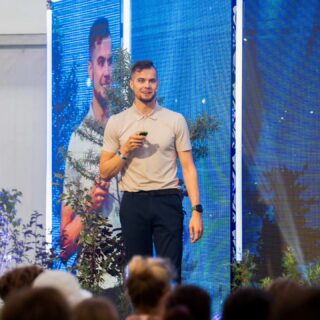 📣 Investeerimisfestival 2025
✅ Üks suur eesmärk jälle täidetud – sain esineda Investeerimisfestivali pealaval! 🎤

Kui veel mõned aastad tagasi olin seal lihtsalt kuulaja rollis, siis tänavu sain jagada oma mõtteid otse lavalt. Tundub täiesti uskumatu!

Alles 5 aastat tagasi alustasin oma RahaTarkuse jagamise teekonda ja tõesti palju on juba tehtud! 💫
📍 Festivalil oli kohal ligi 2000 osalejat ja üle 80 inspireeriva esineja – mul oli au olla nende seas.

🧠 Minu ettekande teemaks oli:
 "FINANTSTREENING. Harjumused, mis viivad rahalisse tippvormi"
 Täpselt minu teema! Räägin sellest ju iga päev – nii siin Instagramis kui ka RahaTarkust jagadesl.

💛 Aitäh mu perele, kes toetas ja abiks oli!
 Suur tänu ka Äripäeva meeskonnale usalduse eest!
 (P.S. ausalt – pealaval esinemine oli lihtsam kui oma abikaasa ees 😄)

💬 KÜSIMUS SULLE
 Milline harjumus on sind kõige rohkem rahaliselt edasi aidanud?
 ✍️ Jaga kommentaarides – loeksin hea meelega!

📸@simo.sepp ja Sergei Trofimov